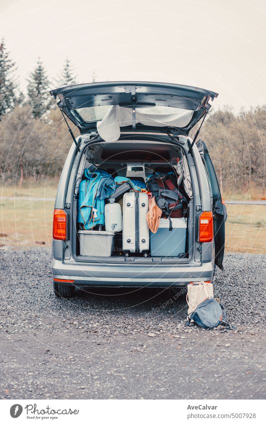Nahaufnahme eines Lieferwagens gefüllt mit Koffer, Tasche und Roadtrip Sachen bereit, die Route zu starten Reisen durch Island. Schlafen im Freien, Camping und Erkundung Konzepte. Kopierraum Bild.