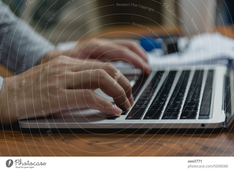 Mann mit Computer Laptop arbeiten Internet suchen soziale Medien und Kommunikation digitale Technologie online am Schreibtisch. Tippen Person Büro