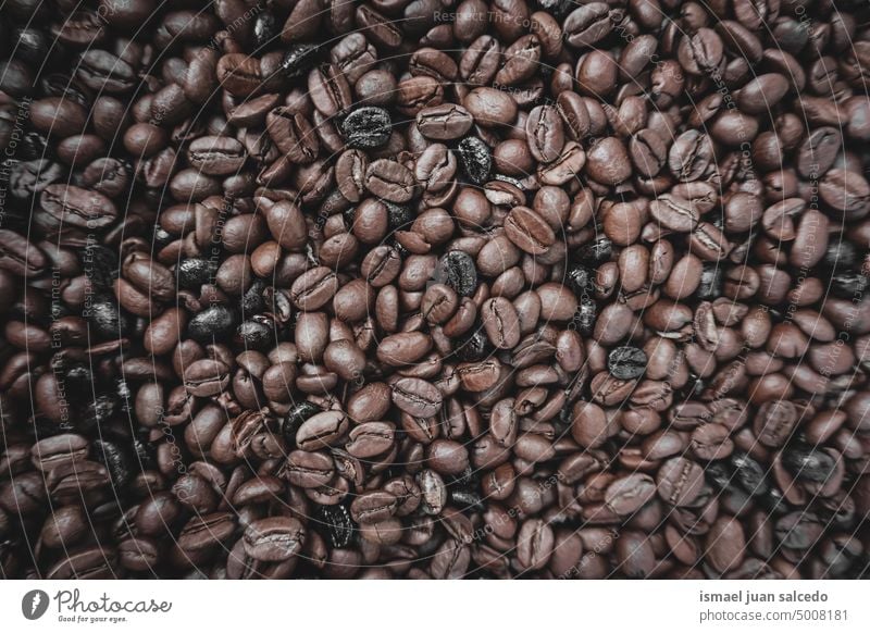 geröstete Bohnen Kaffee, brauner Hintergrund gerösteter Kaffee Kaffeebohnen Koffein Rohkaffeebohne Aufguss trinken Café Aroma Braten gebraten Korn Bestandteil