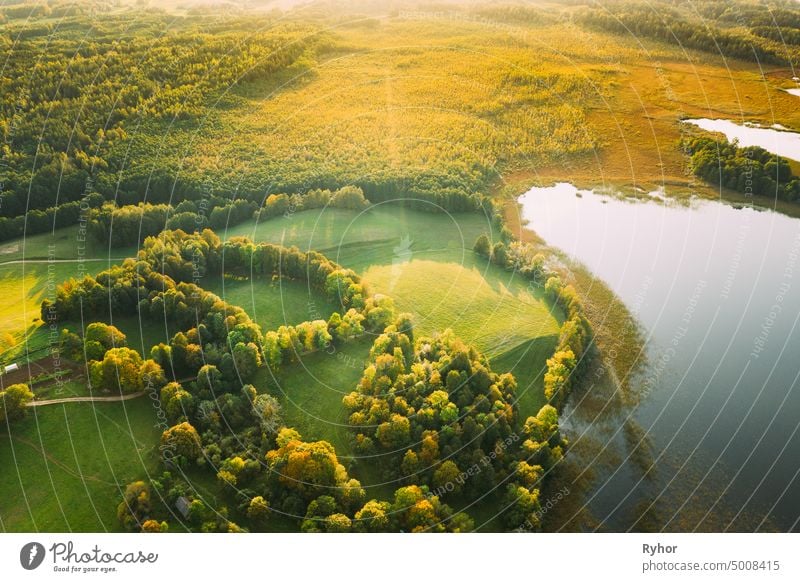 Luftaufnahme von grünen Wald und Wiese Hügel Landschaft in der Nähe von Fluss. Top View of Beautiful Nature From High Attitude. Antenne Einstellung schön