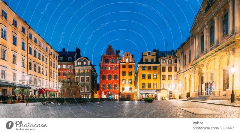 Stockholm, Schweden. Berühmte alte bunte Häuser, Schwedische Akademie und Nobelmuseum auf dem alten Platz Stortorget in Gamla Stan. Berühmte Wahrzeichen und beliebter Ort. Panorama.
