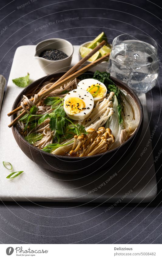 Seitenansicht einer japanischen Ramen-Suppe mit gekochtem Ei auf weißem Marmor, Kopierraum Nudel Japanisch Speise Lebensmittel Schalen & Schüsseln Rezept Nudeln