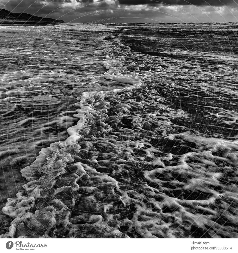 Wasser am Nordseestrand - recht lebhaft Meer Wellen Gischt Kraft Gewalt Gezeiten gegenläufig Formen Strand Küste Natur Sand Dünen Himmel Wolken Horizont