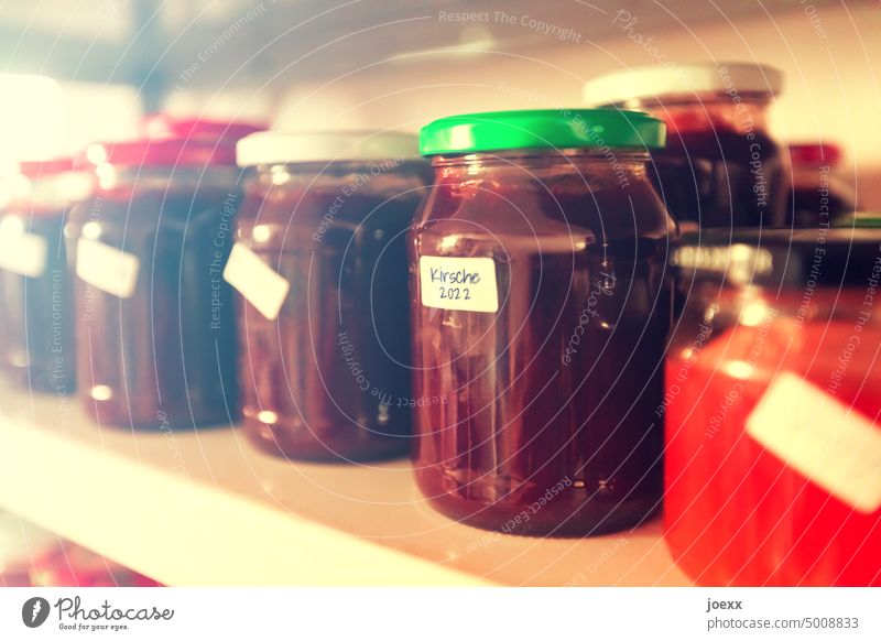Omas Marmelade von 2022 in Einweckgläsern im Regal Kirschmarmelade Marmeladenglas Keller Vorrat Glas Lebensmittel selbstgemacht Bioprodukte Einmachglas