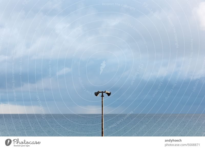 Zwei Redner an einem sonnigen Abend am Meer Inserat wach ankündigen Ankündigung Aufmerksamkeit Megaphon Sauberkeit Küste Kommunizieren Mitteilung Textfreiraum