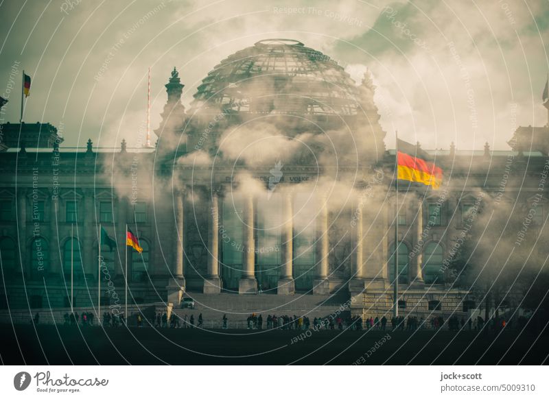 Reichstagsgebäude in den tiefliegenden Wolken Doppelbelichtung Stil Fassade Architektur Experiment Illusion Bundesregierung Parlament Reaktionen u. Effekte