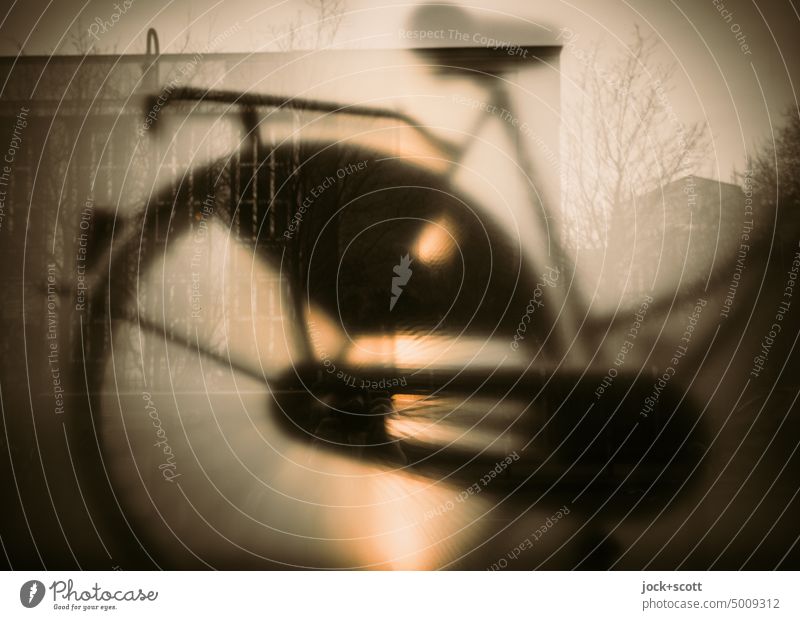 Silhouette vom Hinterrad Fahrrad Reflexion & Spiegelung Unschärfe Lichterscheinung schemenhaft Kunstlicht Hintergrundbeleuchtung milchig Strukturen & Formen