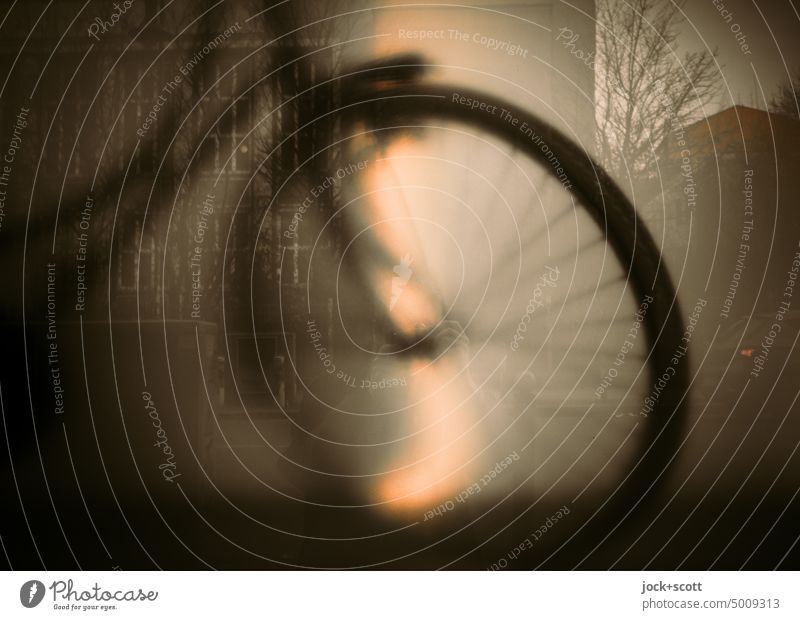 Silhouette vom Vorderrad Fahrrad Reflexion & Spiegelung Unschärfe Lichterscheinung schemenhaft Kunstlicht Hintergrundbeleuchtung milchig Strukturen & Formen