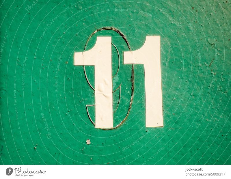 9 + 11 = 9-1-1 Nummer neun elf 911 Wandel & Veränderung Oberfläche grün verwittert vergangen Typographie geklebt Firnis Schilder & Markierungen authentisch