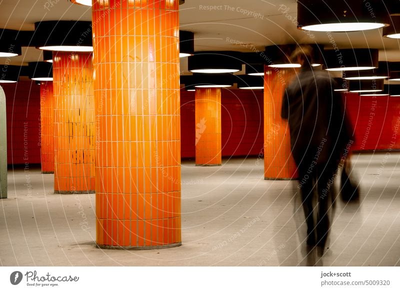 temporär in den Untergrund gehen Orange Unterführung am Messedamm Langzeitbelichtung Wege & Pfade Architektur Fußgänger Symmetrie Fliesen u. Kacheln Säule