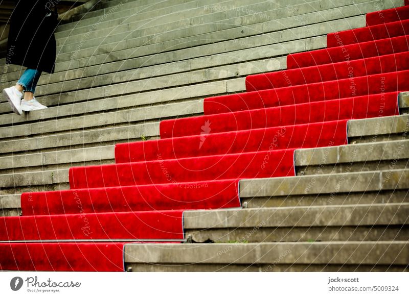 Pflege | neben dem roten Teppich die Treppe hinaufsteigen Roter Teppich Kultur Wege & Pfade Stufenordnung Strukturen & Formen Architektur Symbole & Metaphern