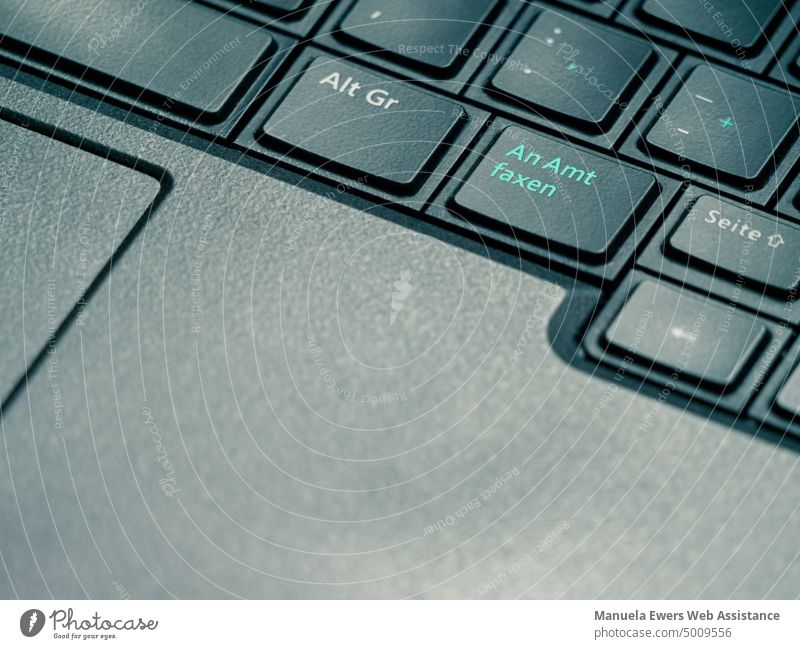 Verpasste Digitalisierung in Deutschland: Eine Computertastatur mit einer Taste, auf der steht "An Amt faxen". digitalisierung amt ämter behörde behörden analog