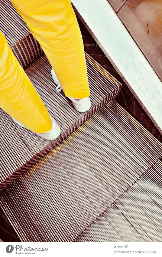 Yello II gelb Linie getrennt Hose farbig Beine Schuhe Fuß Farbfoto Bodenbelag Mensch Bekleidung warten Mode stehen feminin isoliert allein frustriert Rolltreppe