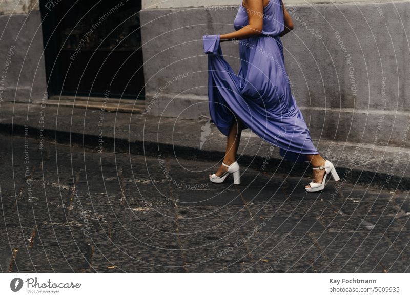 Frau in einem eleganten Kleid überquert eine Straße in Italien Schönheit dokumentarisch Dokumentation Eleganz modisch Beteiligung Dame Reichtum geheimnisvoll