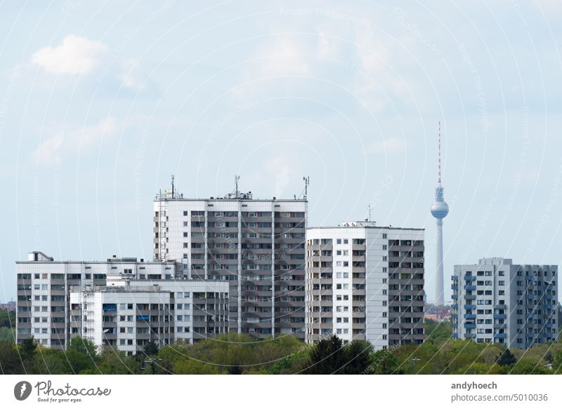 Fertighäuser in der Gropiusstadt mit dem Berliner Fernsehturm Antenne Alexanderplatz Architektur Anziehungskraft blau Blauer Himmel Gebäude Kapital Großstadt