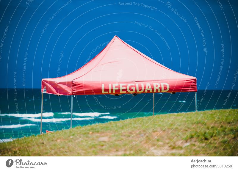 Das Steilwand Zelt bietet Schutz vor Sonne und Regen für die Lebensretter am Pacific. Auf der roten Plane ist der Schriftzug : LIFEGUARD Zeltdach Dach