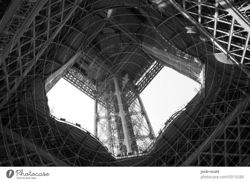 von unten den Eiffelturm gesehen Architektur Tour d'Eiffel Sehenswürdigkeit Wahrzeichen Paris Frankreich Monochrom Turm Bauwerk Froschperspektive Konstruktion