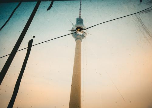 Ein Sprung in der Schüssel Berliner Fernsehturm Hauptstadt Himmel Sehenswürdigkeit Wahrzeichen Glasscheibe kaputt Treffer Loch Illusion Vandalismus