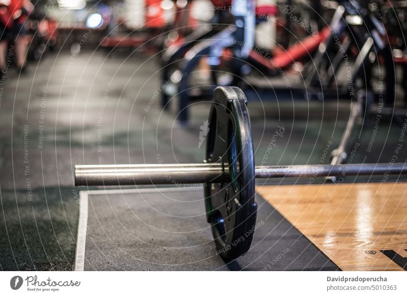 Hantel auf dem Boden in der Turnhalle Fitnessstudio Curl-Hantel Totlift Sport Training Lifestyle Übung Gewicht Kraft aktiv Athlet passen Stärke Gerät