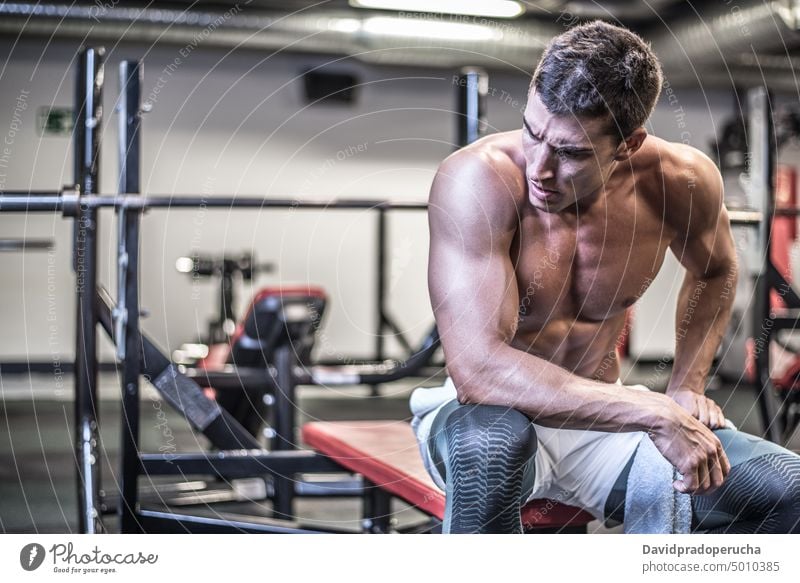 Muskulöser Bodybuilder mit Handtuch Mann Fitnessstudio selbstbewusst muskulös passen Athlet Sport Übung Körper Training männlich Kraft Gesundheit Muskel stark
