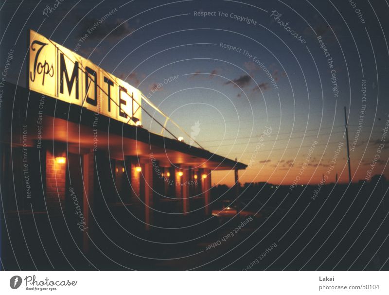 Motel USA Amerika Einsamkeit Romantik ruhig Außenaufnahme PKW Abend Himmel
