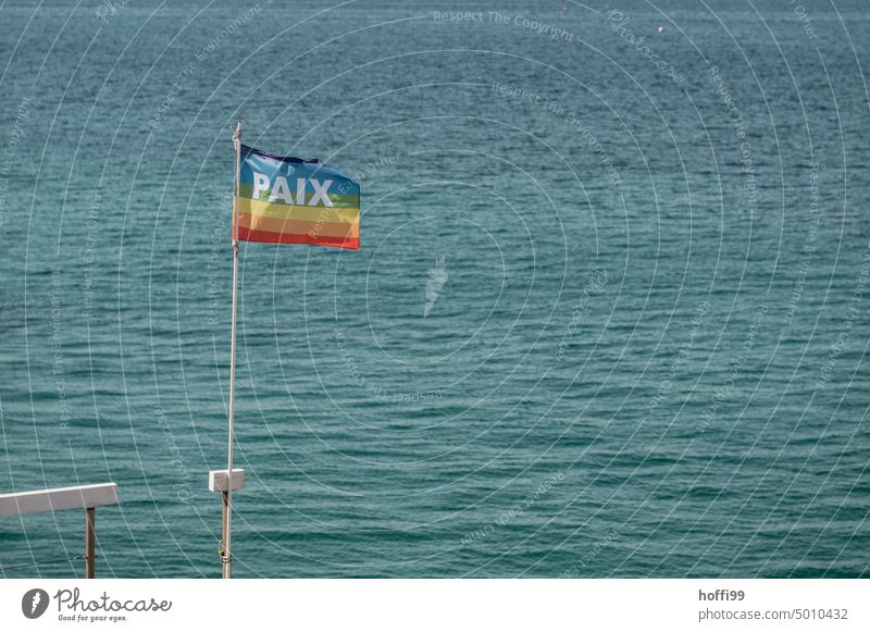 PAIX - Frieden auf Regenbogenflagge mit blauem Meer im Hintergrund paix Toleranz Symbole & Metaphern Liebe Fahne Gleichstellung Freiheit Vielfalt Stolz