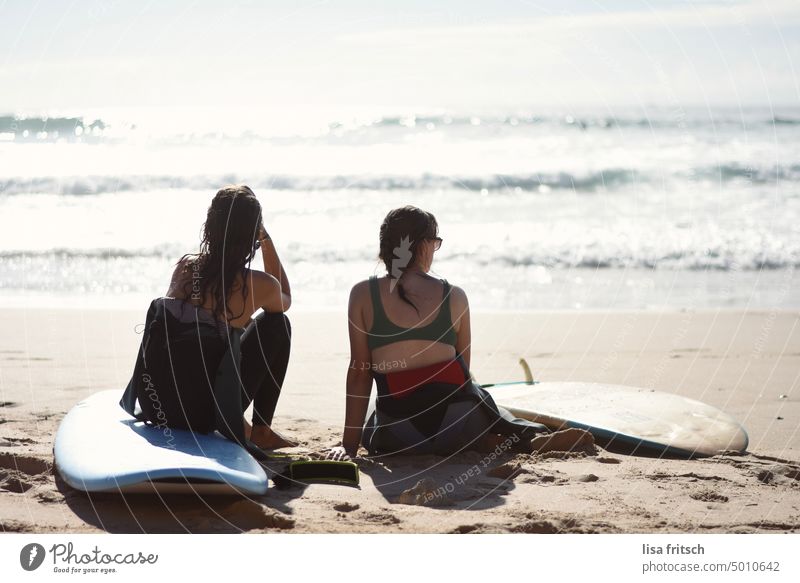 WARTEN - SURFPAUSE - AM MEER - URLAUB Surfen Surfers Paradise Wellen Meer Frauen warten sitzen Strand Tourismus Ferien & Urlaub & Reisen beobachten Wasser