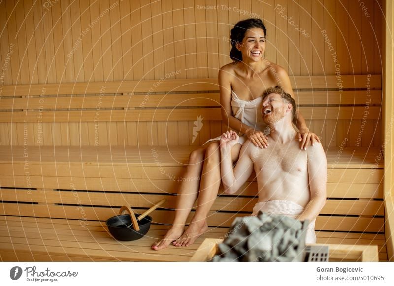 Junges Paar entspannt sich in der Sauna Erwachsener attraktiv schön Schönheit Körper Windstille Pflege Kaukasier bequem genießen Genuss Frau Fitness