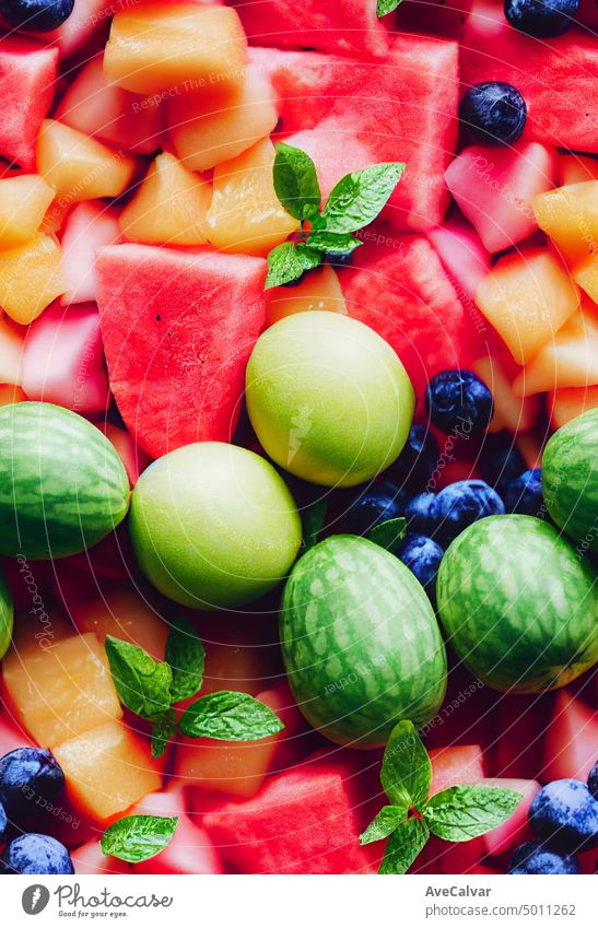 Bunter Obstsalat. Wassermelone und Melonensalat. Frisches Sommeressen. Nahaufnahme Vitamin Banane Erdbeeren sortiert Sehne saftig Kiwi bunt gemischt Pastell