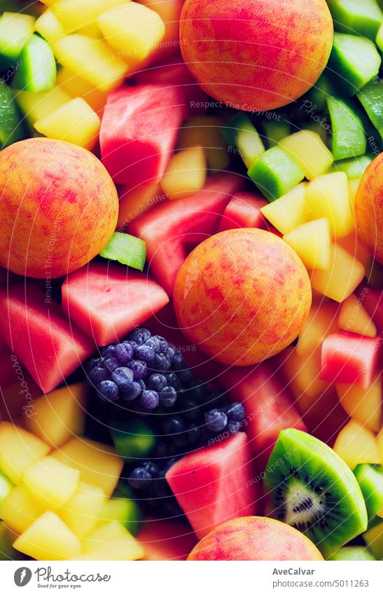 Bunter Obstsalat. Wassermelone und Melonensalat. Frisches Sommeressen. Nahaufnahme Vitamin Banane Erdbeeren sortiert Sehne saftig Kiwi bunt gemischt Pastell