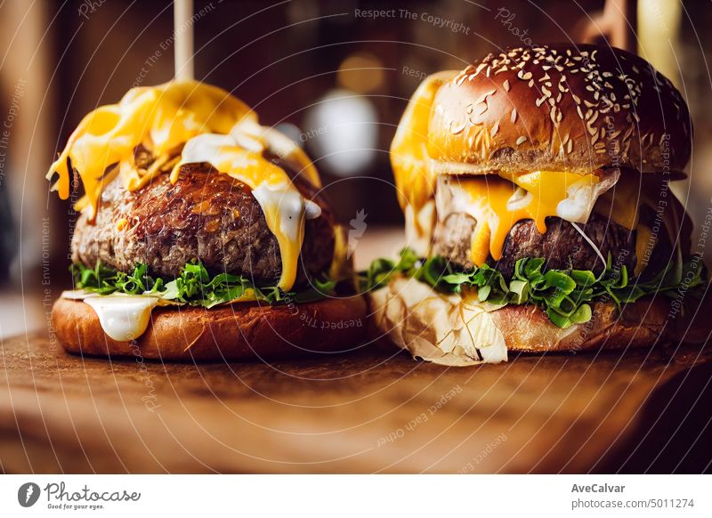 Burger in Nahaufnahme mit Kopiervorlage, weißer geschmolzener Käse, handwerklich hergestelltes goldenes Brötchen, über einem Tisch aus alter Eiche. schnell