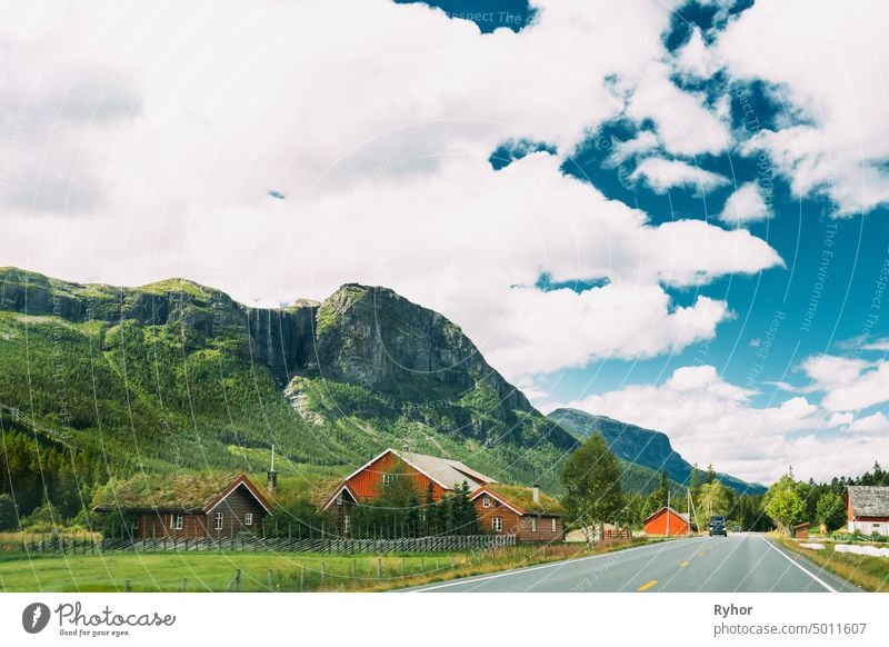 Norwegen, Straße in norwegischen Bergen mit Häusern. Sommer-Ansicht. Sunny Day, Landschaft mit Felsen und Straße Ausflug Tourismus Europa Architektur niemand