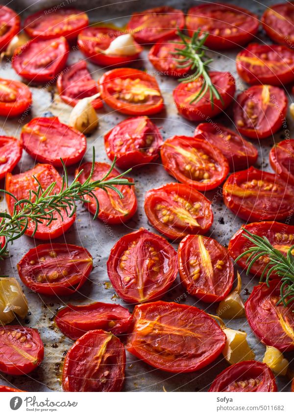 Rote Heirloom-Tomaten mit Knoblauch überbacken Gemüse Erbstück gebacken Koch Erdöl oliv Prozess Ofen Büchse Pergament natürlich Gesundheit Essen rot Italienisch