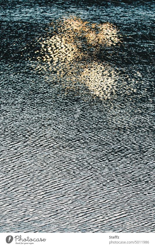 Spiegelung im Wasser Wasseroberfläche Sonne Sonnenlich Sonnenlicht See windig Licht Lichtspiegelung Wasserspiegelung Lichtflecken Wellen Reflexion Abstraktion