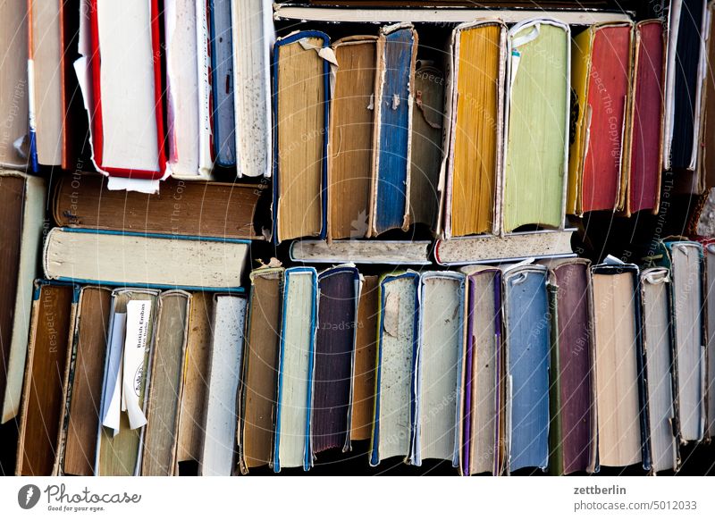 Bücher antik archiv belletristik bibliothek buch bücherstapel flohmarkt gegenstand lager lagerhalle lesen lesestoff literatur papier roman studium trödel