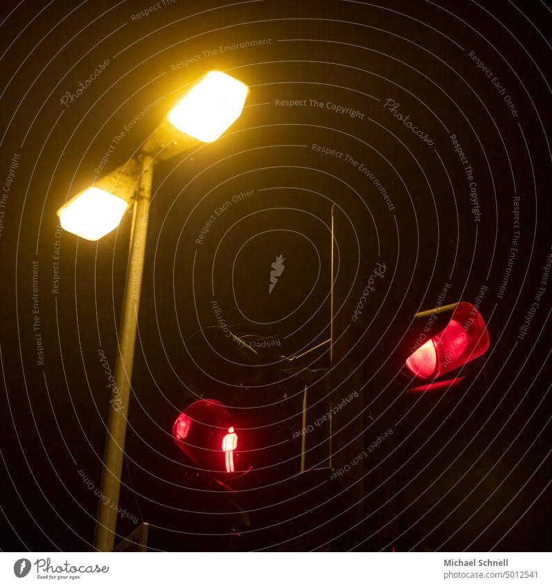 Rote Ampeln und Laternenlicht rot Stehenbleiben gleichzeitig rote ampel rote Ampeln Verkehr Straße Stadt Straßenverkehr Sicherheit Signal warten Zeichen stehen