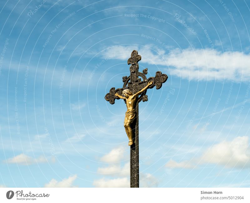 Kruzifix vor blauem Himmel Kreuz Religion & Glaube Symbole & Metaphern Christentum Jesus Christus Hoffnung Kirche golden Passion Leiden Licht Markierung