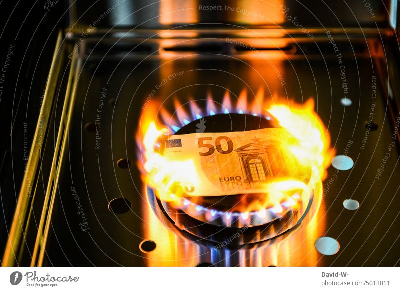 steigende Gaspreise - Geld geht in Flammen auf Preis teuer verbrennen Inflation Energiekrise Heizkosten Energie sparen gaspreise Gasherd Euro Symbol Konzept