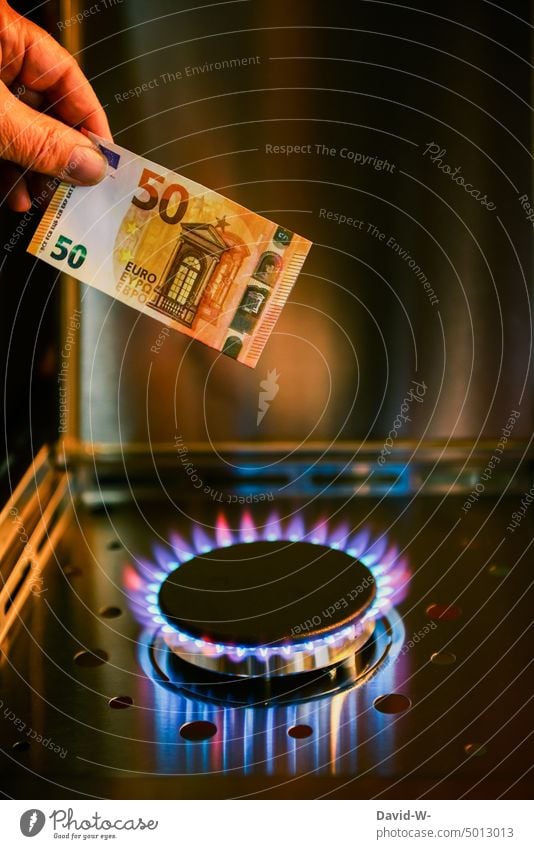 Gas wird teurer - Geld verbrennen gaspreise teuer Gasherd Energie Rechnung Heizen heizung Konzept euro Geldschein symbol sparen Inflation Heizkosten