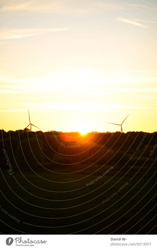 Windkraftanlagen bei Sonnenuntergang Sonnenschein Sonnenstrahlen Energie Erneuerbare Energie Windenergie Windrad Strom Stromerzeugung Windkraftwerk