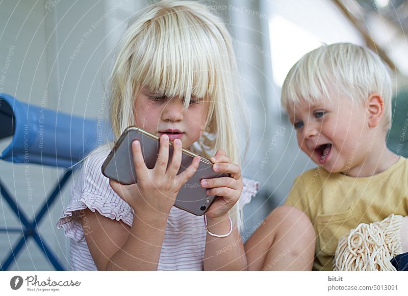 unnötig l Handynutzung von Kindern... Kindererziehung Kindheit Kinderspiel Mädchen Junge Gesicht Geschwister Spielen Zusammensein Medien Konsum Erziehung