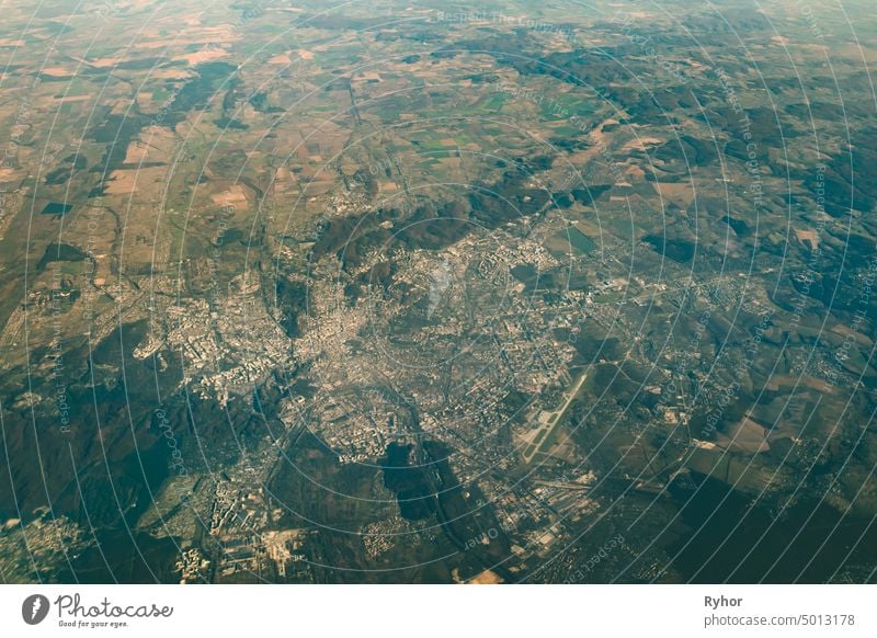 Lemberg, Ukraine. Luftaufnahme der Stadt in der Herbstsaison. Ansicht von High Attitude Flughafen Großstadt reisen niemand im Freien Antenne Sommer