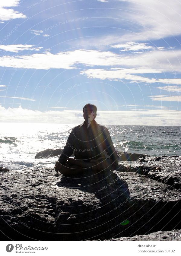 alles ist möglich Meditation Meer Erholung Religion & Glaube weiß schwarz Wolken Küste grün Wasser Mensch blau Felsen Stein Sonne Schatten