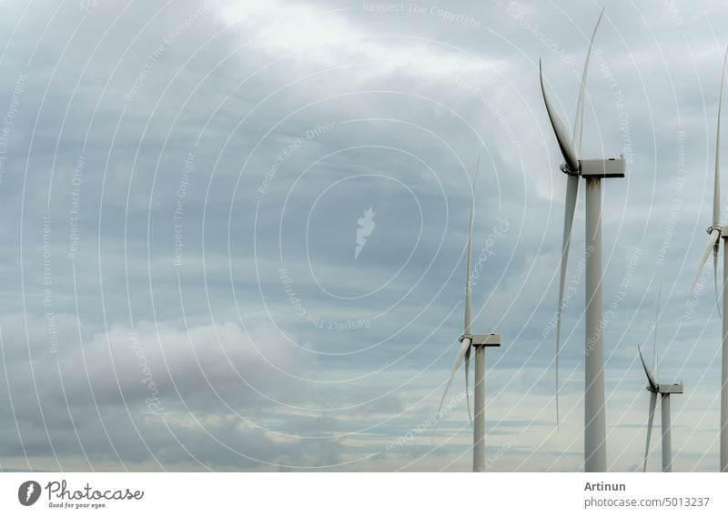 Windenergie. Windkraft. Nachhaltige, erneuerbare Energie. Windturbinen erzeugen Strom. Windrad vor blauem Himmel und Sonnenlicht. Grüne Technologie. Erneuerbare Ressource. Nachhaltige Entwicklung.