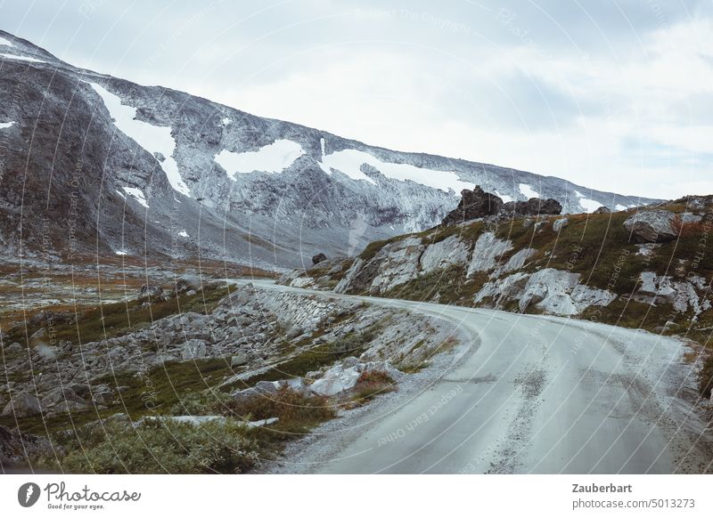 Alte Straße durch das Strynefjell, Berge und Felsen, in Norwegen aus fahren Berge u. Gebirge Hochebene Kurve Landschaft Natur Menschenleer Ödland karg abweisend