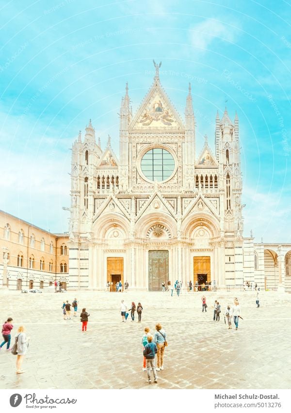 Dom von Siena in Pastellfarben Tuscany toskana landschaft idylle urlaub weite ruhe üastell dom siena orange türkis himmel duomo menschen