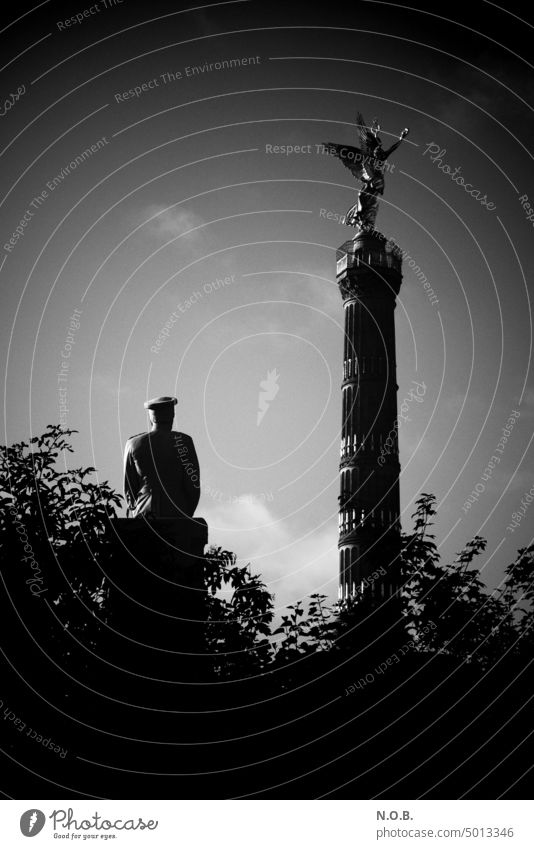 Statue blickt auf die Siegessäule Berlin Berlin-Mitte Sightseeing sw Schwarzweißfoto schwarzweiß Schwarzweißfotografie schwarzweiss in farbe bw Antikrieg