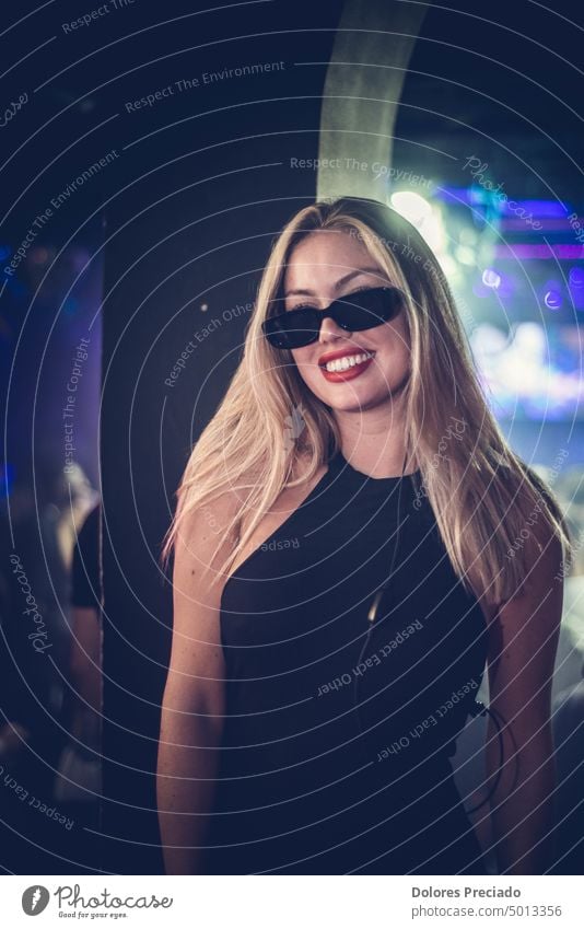 Wunderschönes blondes Modell mit Sonnenbrille Zubehör Erwachsener attraktiv Hintergrund Schönheit schwarz Kaukasier heiter Großstadt Bekleidung niedlich Kleid