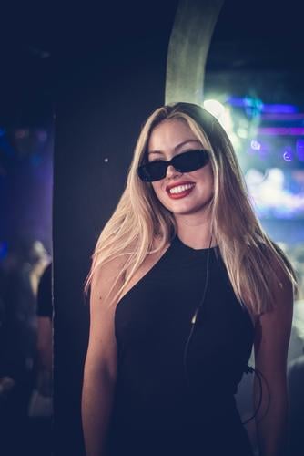 Wunderschönes blondes Modell mit Sonnenbrille Zubehör Erwachsener attraktiv Hintergrund Schönheit schwarz Kaukasier heiter Großstadt Bekleidung niedlich Kleid