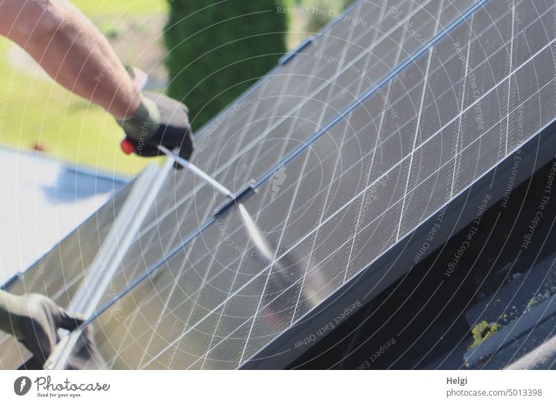 Photovoltaikanlage wird auf dem Dach montiert Montage Solar Solarmodul Solaranlage Stromgewinnung Stromerzeugung autark Solarenergie Erneuerbare Energie